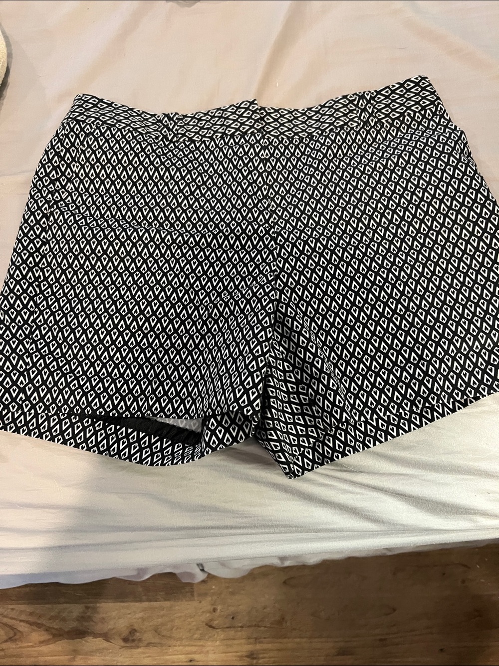 Worthington Black  & White Geo Print Women’s Shorts size 6